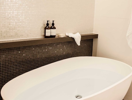 Beach Club bath - plan a Hamilton Island vacation