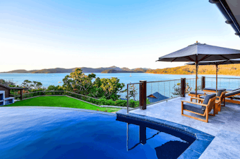 From waterfront luxury, to relaxed, family-friendly accommodation, Hamilton Island has more than 100 self-catering apartments, units and holiday homes to choose from. 
