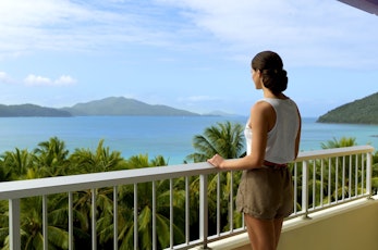 寬敞,舒適,幾乎所有的房型都有著壯觀的海景,珊瑚景酒店為您提供了最完美的住宿環境。珊瑚景酒店適合情侶，家庭或團體入住。